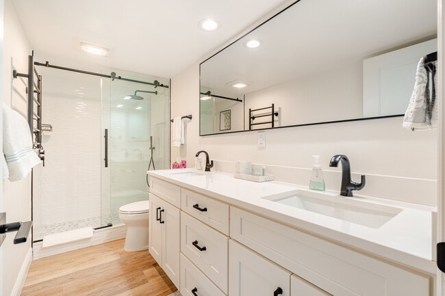 Building Photo - 825 Center St