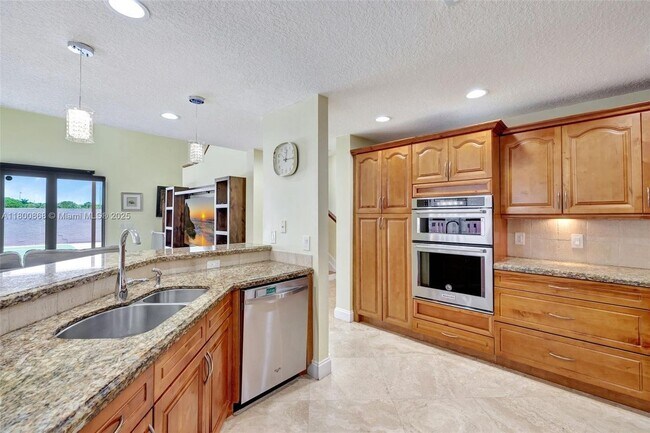 Building Photo - 10425 Bermuda Dr