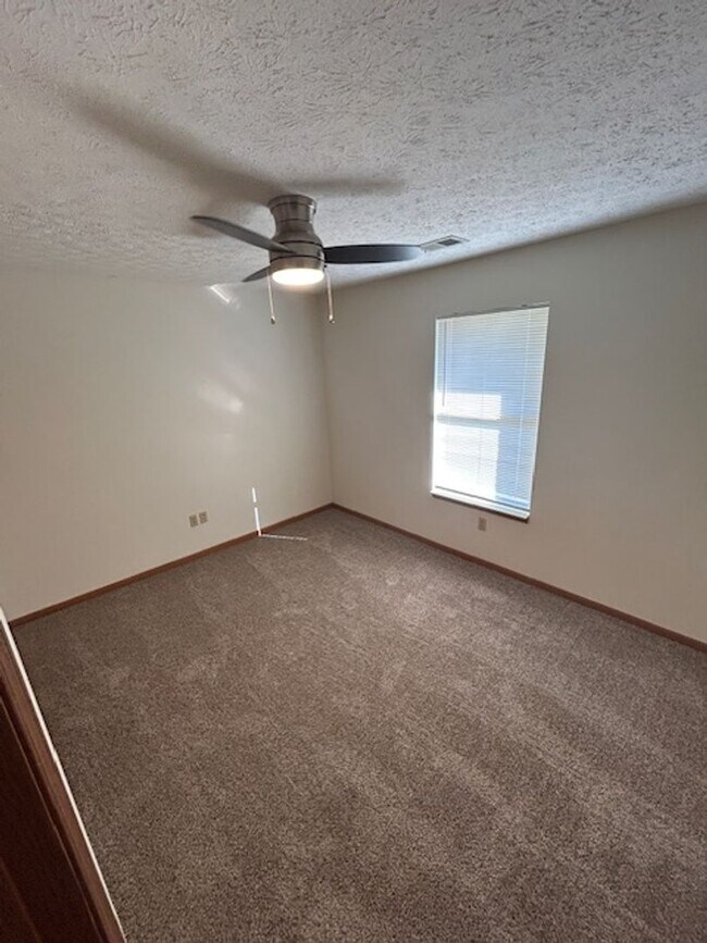 Building Photo - 2-Bedroom Ranch in Peaceful Piqua Neighbor...