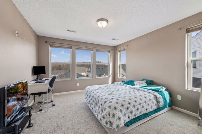 Building Photo - Spacious 3bed 3bath Townhome in Chaska!