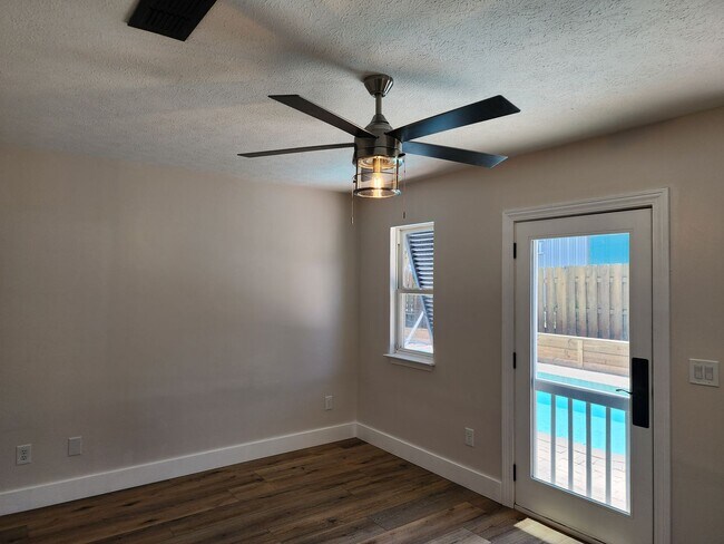 Building Photo - Beach Cottage