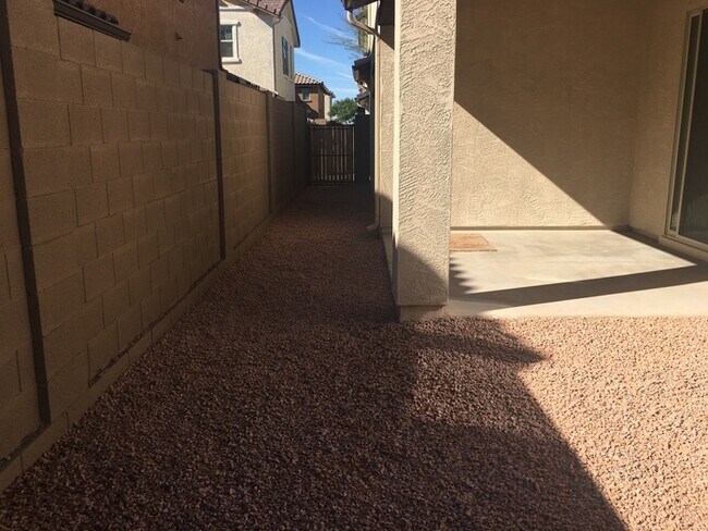 Building Photo - Naturally Well-Lit 4 bed/3 bath Single-Fam...