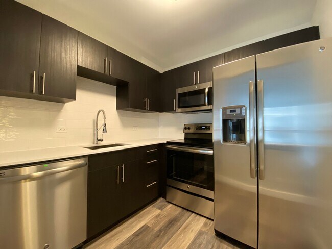 Building Photo - 13 E Delaware Pl