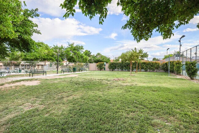 Building Photo - Cozy 2-Bedroom Apartment with Community Amenities