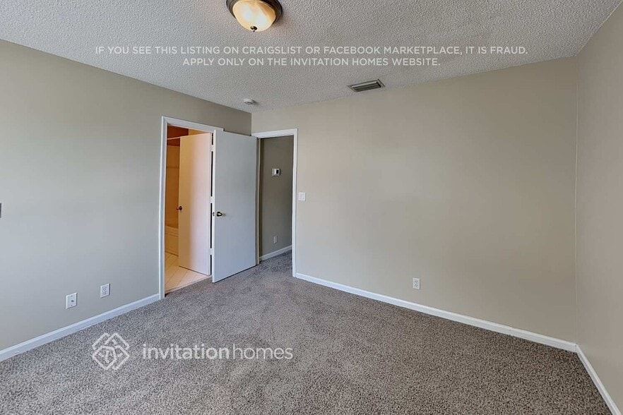 Building Photo - 4728 SW 13th Pl