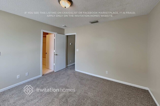 Building Photo - 4728 SW 13th Pl