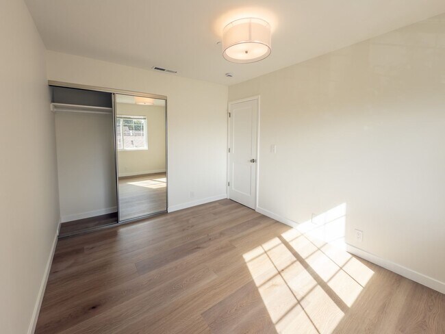 Building Photo - 1000-1006 Tilton