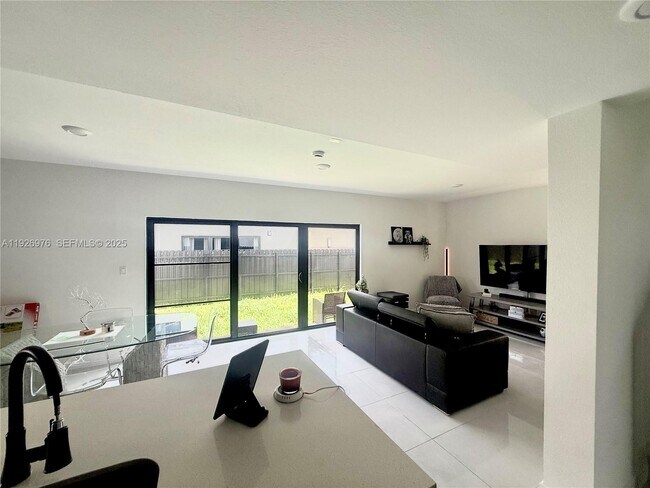 Building Photo - 1327 NW 2nd Ln