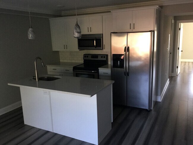 Building Photo - Spacious 2 Bed & 2 Bath Now Available in E...