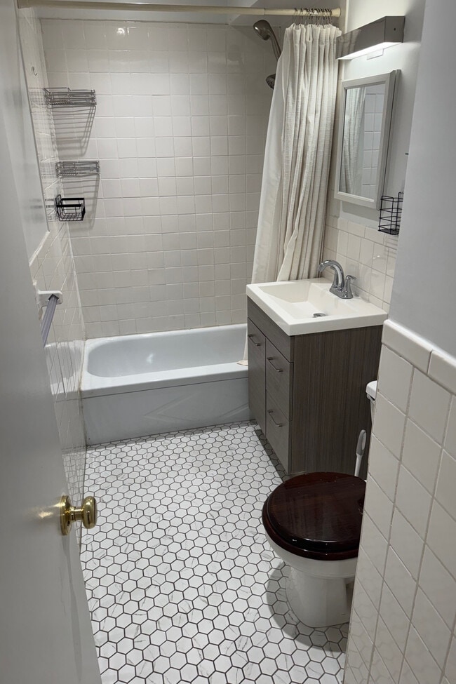 Building Photo - 162 W 81st St