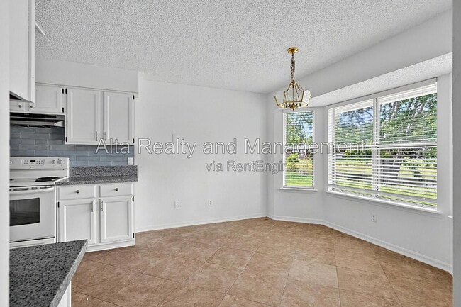 Building Photo - 8426 Country Bend Cir W
