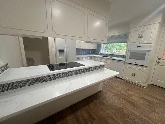 Building Photo - Gorgeous 3 Bedroom South Highland Home wit...