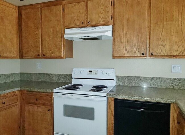 Building Photo - Great Townhome in a Quiet Community