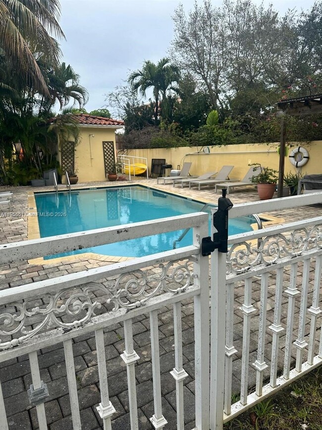 Building Photo - 4812 Pine Tree Dr