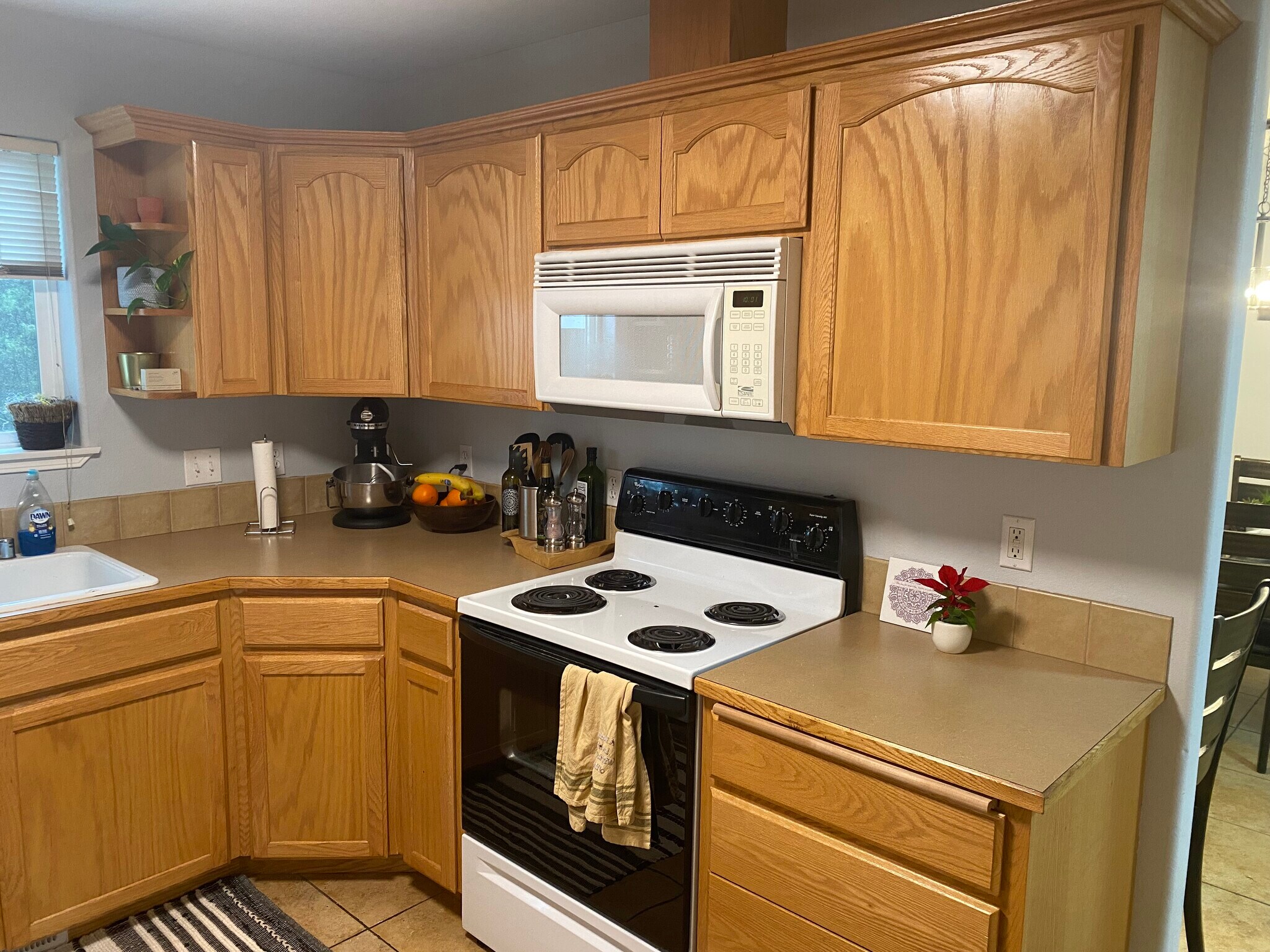 Kitchen and ventilation above stove - 2122 Howard St