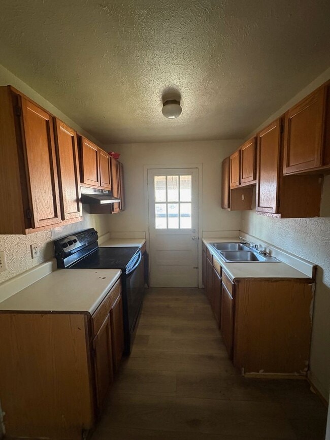 Building Photo - 3 Bedroom 1.5 bath