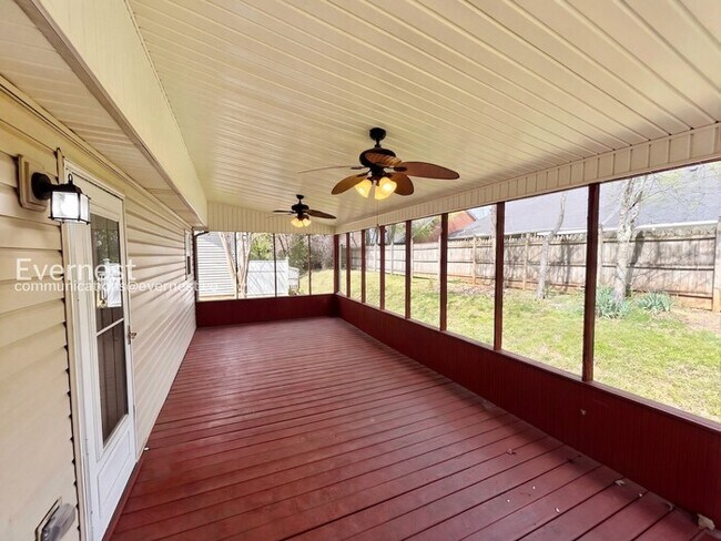 Building Photo - 2836 Roscommon Dr