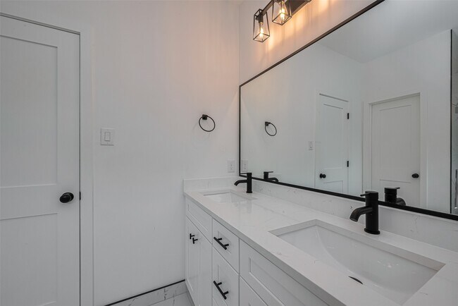 Building Photo - 2532 Wall St