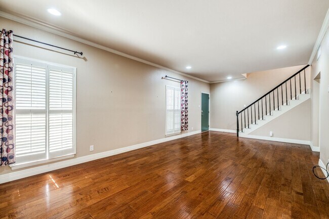 Building Photo - 3-BEDROOM TOWNHOME IN DIJON NORTH, ALAMO HEIGHTS
