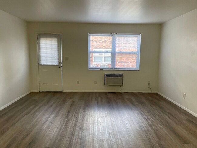 Building Photo - One story 2 bedroom with washer/dryer hook up