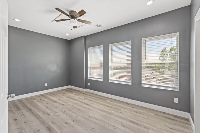 Building Photo - 2116 Bidwell Dr