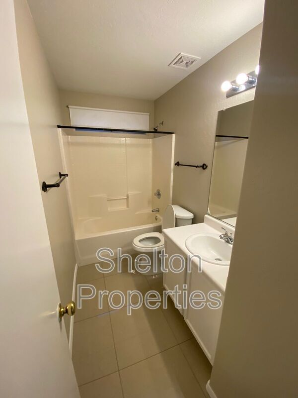 Building Photo - 10834 W Wilshire Dr