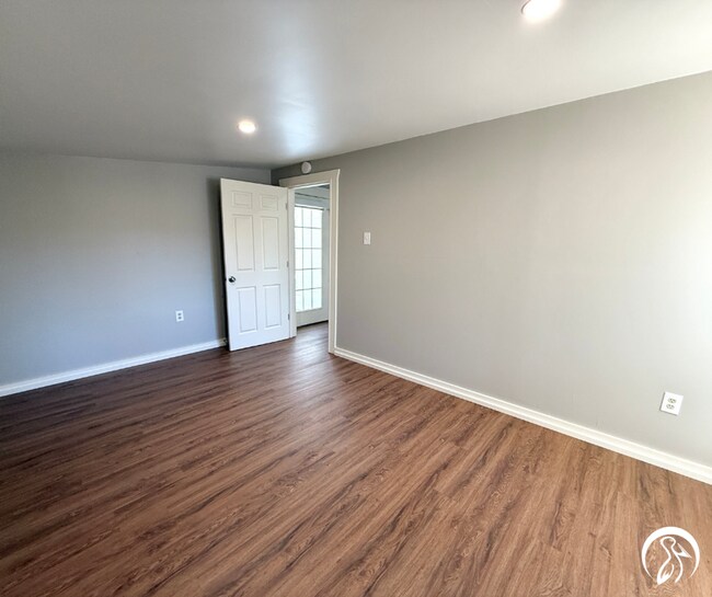 Building Photo - Spacious and Convenient