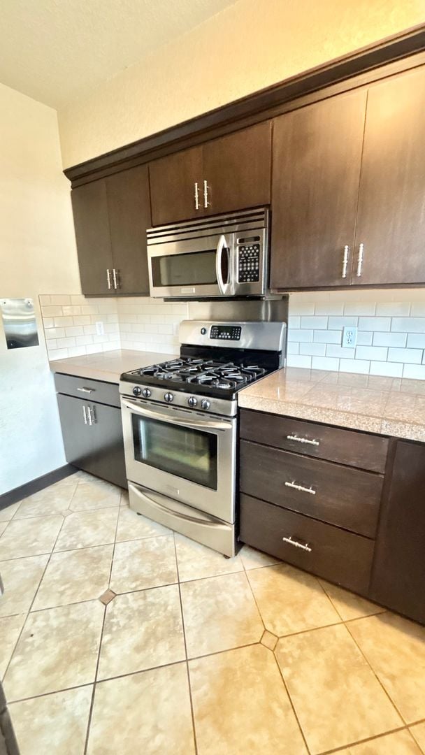 Building Photo - Modern Comfort in the Heart of Hosford Abernethy!