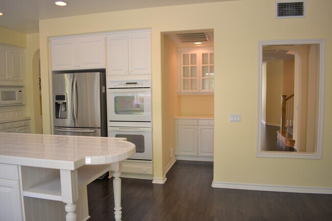 Building Photo - Beautiful 5 bedroom, 5 bath home in Desira...