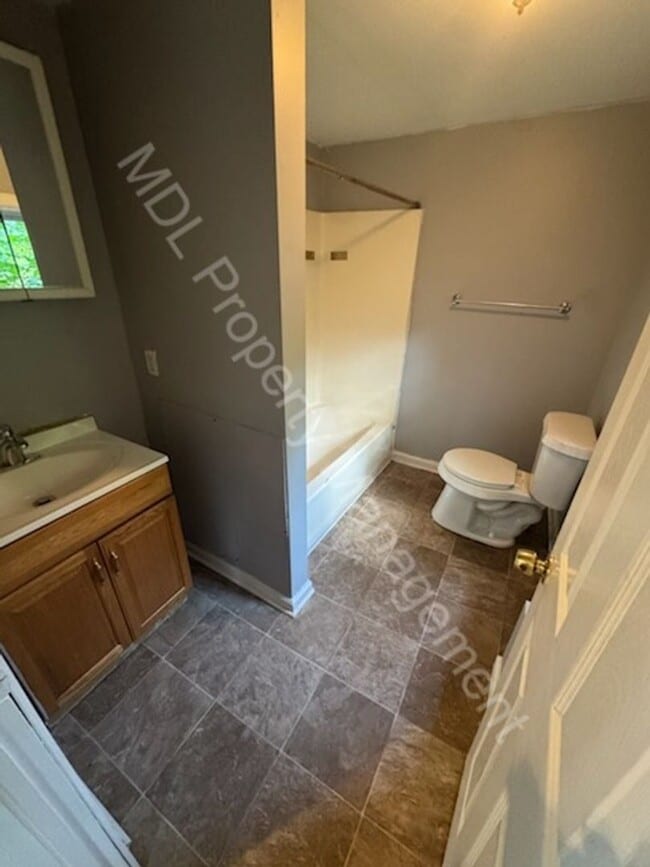 Building Photo - Spacious 3 bed 1 bath with 2 car garage an...