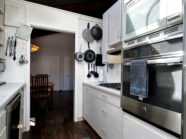 Building Photo - Three bedroom, two bathroom home with gorgeous views and sunroom for rent in the hills of Fairfax!
