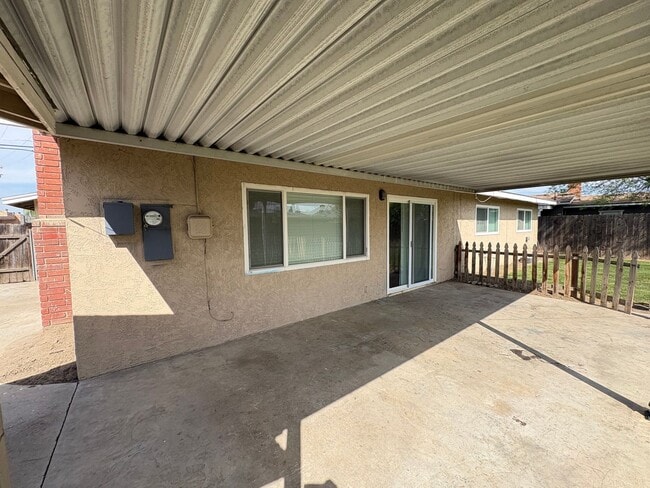 Building Photo - Spacious SE Tulare Home Near Shopping Centers Rent Ready!