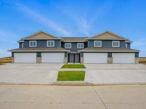 Building Photo - Spacious 3 BR/3Bath Townhome