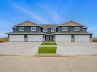 Building Photo - Spacious 3 BR/3Bath Townhome