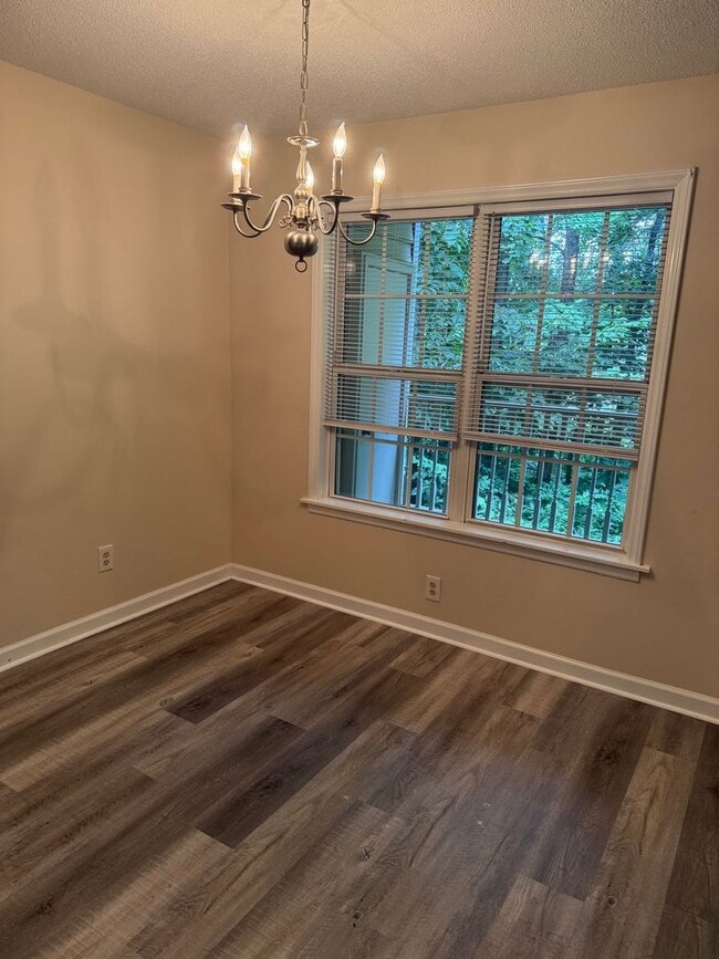 Building Photo - Immaculate 2 BR condo convenient to loop and I-40