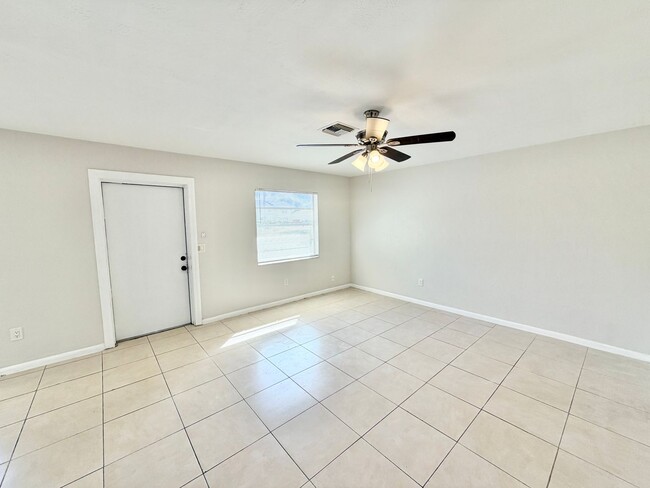 Building Photo - PIKUS (1931 Sunshine Blvd)