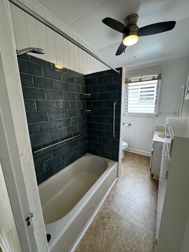 Building Photo - Charming 2/1/2 House on Hinano St. in the Kaimuki/Diamond Head area