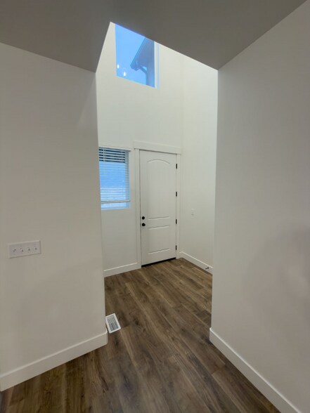 Building Photo - 723 Desert Willow Dr