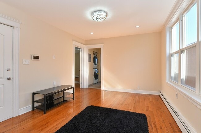 Building Photo - 1402 8TH St