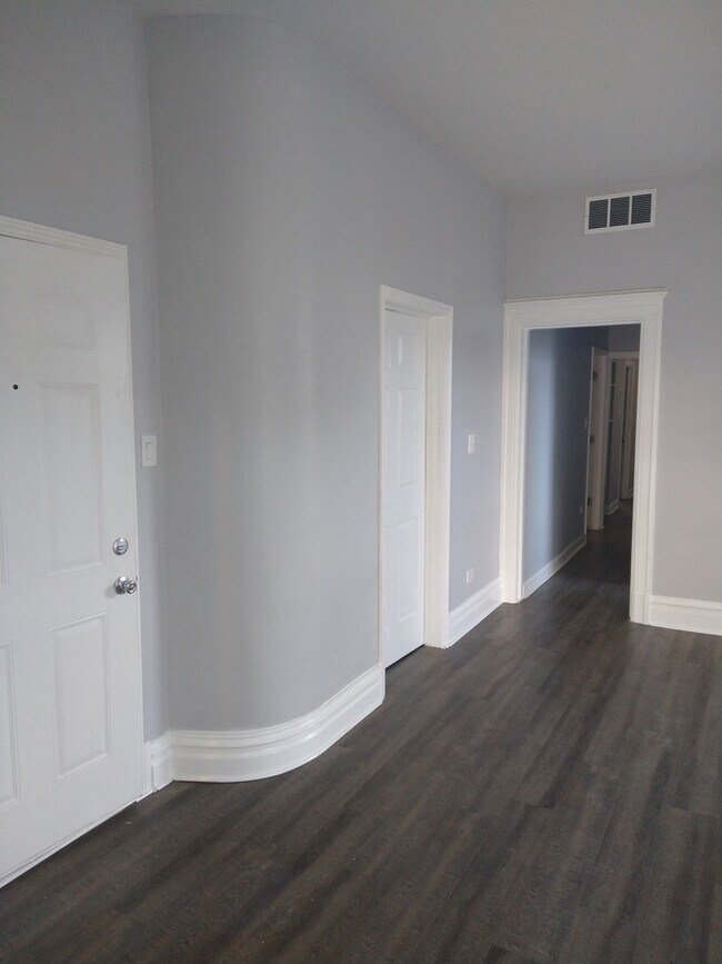Building Photo - 209 S Albany Ave