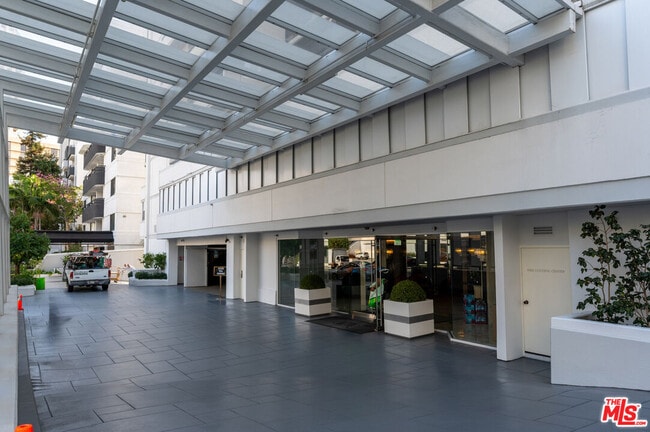 Building Photo - 10660 Wilshire Blvd