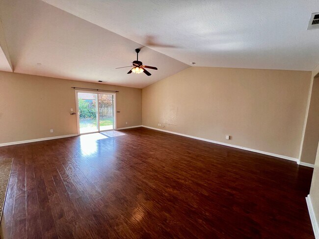 Building Photo - $2,295 Fowler & Ashlan, 4 bedroom - E Hamp...