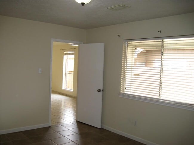 Building Photo - 10326 Bushy Creek Dr