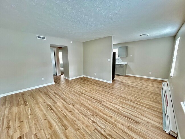 Building Photo - FULLY REMODELED DOWNSTAIRS UNIT!