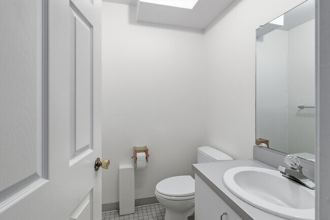 Building Photo - 5 Meadowbrook Rd