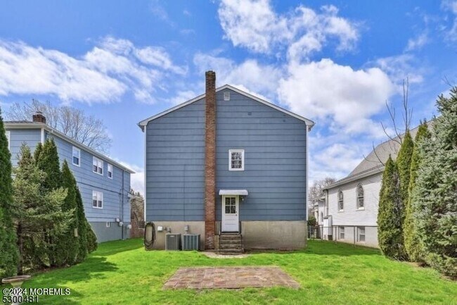 Building Photo - 545 Trinity Pl