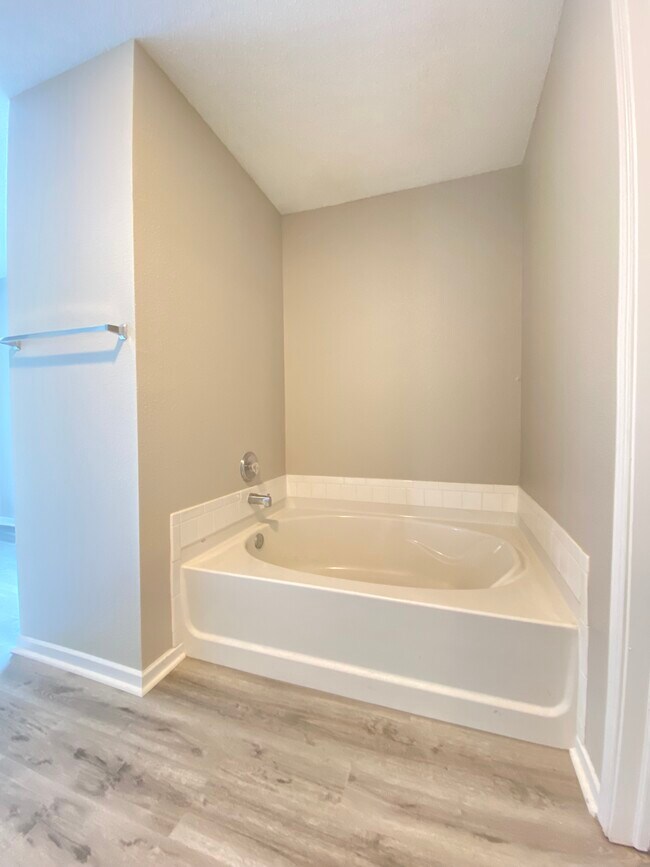 Building Photo - 5843 Amber Ln