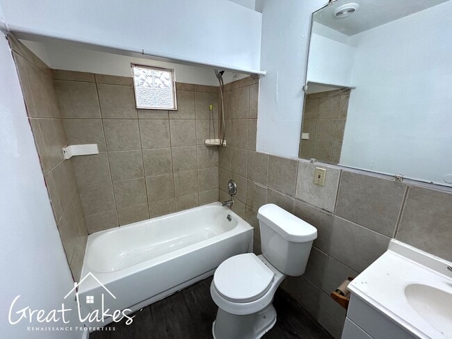 Building Photo - Beautiful 2 Bedroom 1 Bathroom now available for rent!