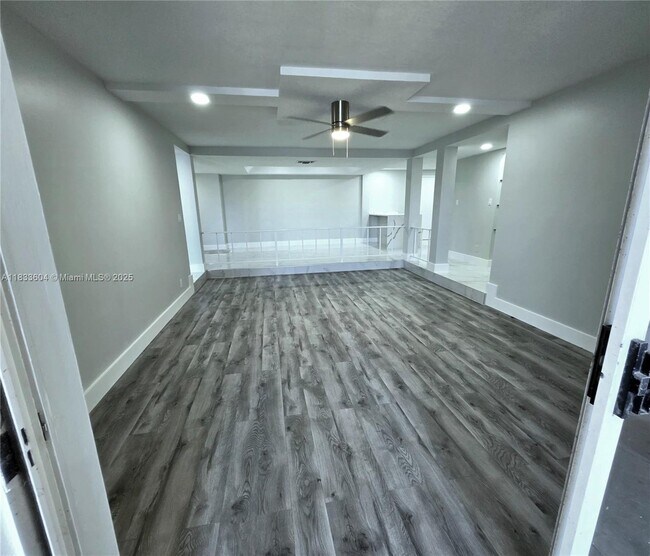 Building Photo - 3710 Inverrary Dr
