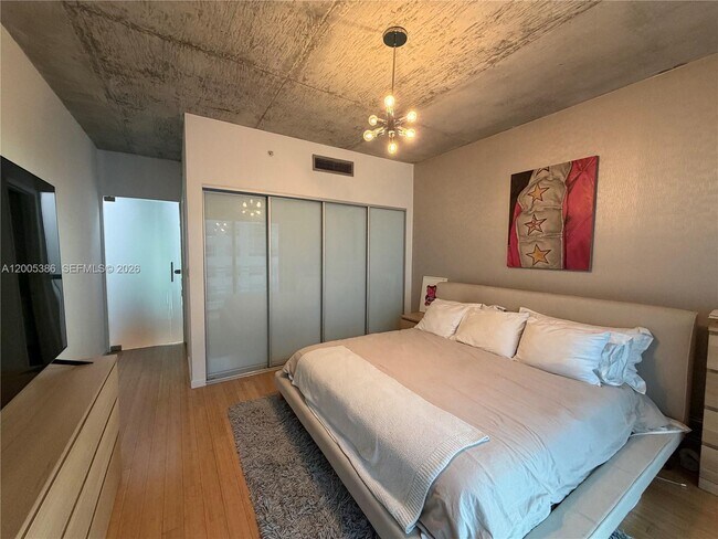 Building Photo - 690 SW 1st Ct